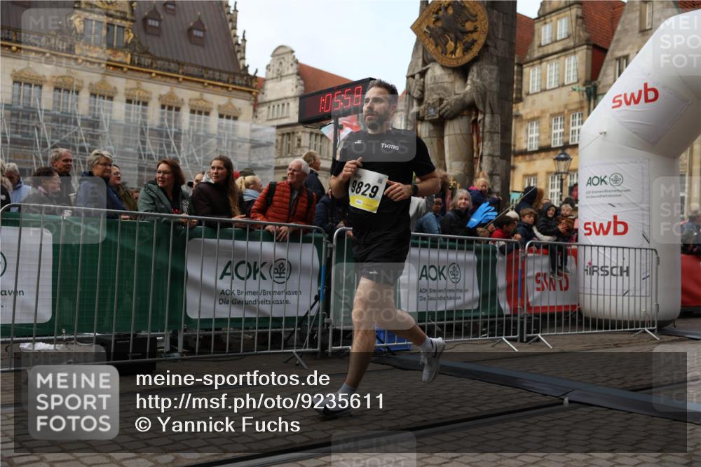 05.10.2025 - 20. swb-Marathon Bremen Yannick Fuchs http://msf.ph/oto/9235611 05.10.2025 10:36:47 Ziel 9527, 9829 meine-sportfotos.de
