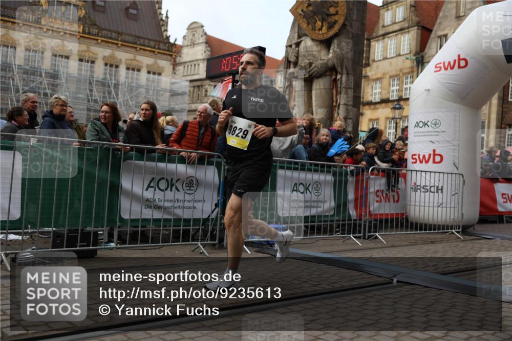 05.10.2025 - 20. swb-Marathon Bremen Yannick Fuchs http://msf.ph/oto/9235613 05.10.2025 10:36:47 Ziel 9527, 9829 meine-sportfotos.de