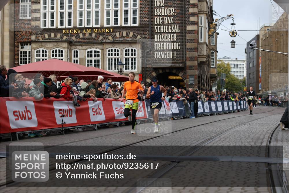 05.10.2025 - 20. swb-Marathon Bremen Yannick Fuchs http://msf.ph/oto/9235617 05.10.2025 10:36:53 Ziel 9833, 10425 meine-sportfotos.de
