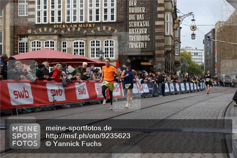 05.10.2025 - 20. swb-Marathon Bremen Yannick Fuchs http://msf.ph/oto/9235623 05.10.2025 10:36:53 Ziel 9833, 10425 meine-sportfotos.de