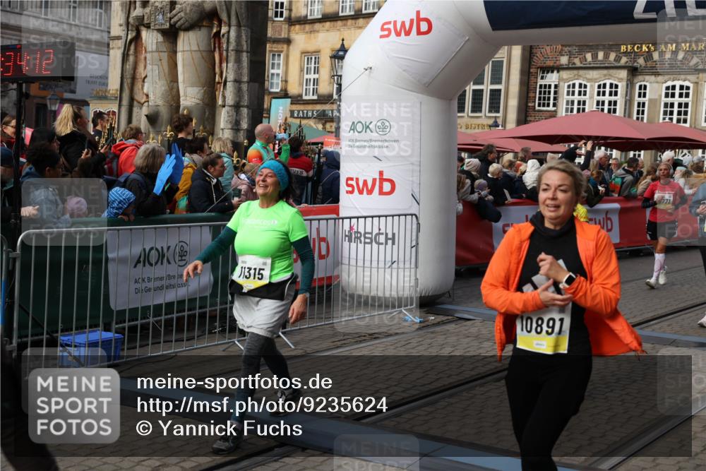 05.10.2025 - 20. swb-Marathon Bremen Yannick Fuchs http://msf.ph/oto/9235624 05.10.2025 11:05:02 Ziel 9220, 9530, 9813, 9866, 9927, 10684, 10771, 10891, 11180, 11315, 11372, 11559, 11636 meine-sportfotos.de