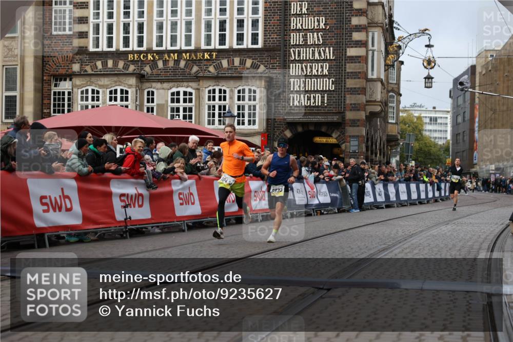 05.10.2025 - 20. swb-Marathon Bremen Yannick Fuchs http://msf.ph/oto/9235627 05.10.2025 10:36:53 Ziel 9833, 10425 meine-sportfotos.de