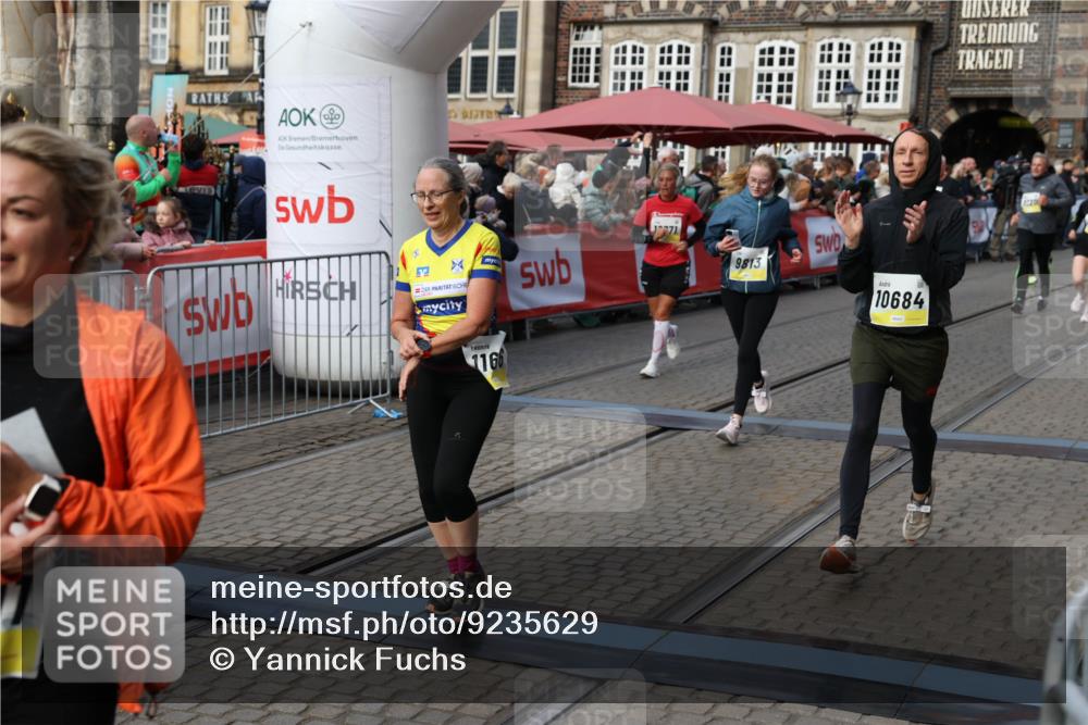 05.10.2025 - 20. swb-Marathon Bremen Yannick Fuchs http://msf.ph/oto/9235629 05.10.2025 11:05:03 Ziel 9220, 9530, 9813, 9866, 10684, 10771, 10891, 11180, 11315, 11372, 11478, 11559, 11636 meine-sportfotos.de