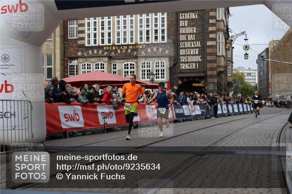05.10.2025 - 20. swb-Marathon Bremen Yannick Fuchs http://msf.ph/oto/9235634 05.10.2025 10:36:54 Ziel 9429, 9833, 10425 meine-sportfotos.de