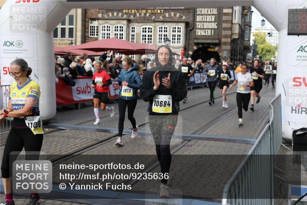 05.10.2025 - 20. swb-Marathon Bremen Yannick Fuchs http://msf.ph/oto/9235636 05.10.2025 11:05:03 Ziel 9220, 9530, 9813, 9866, 10684, 10771, 10891, 11180, 11315, 11372, 11478, 11559, 11636 meine-sportfotos.de