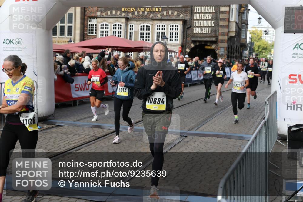 05.10.2025 - 20. swb-Marathon Bremen Yannick Fuchs http://msf.ph/oto/9235639 05.10.2025 11:05:03 Ziel 9220, 9530, 9813, 9866, 10684, 10771, 10891, 11180, 11315, 11372, 11478, 11559, 11636 meine-sportfotos.de