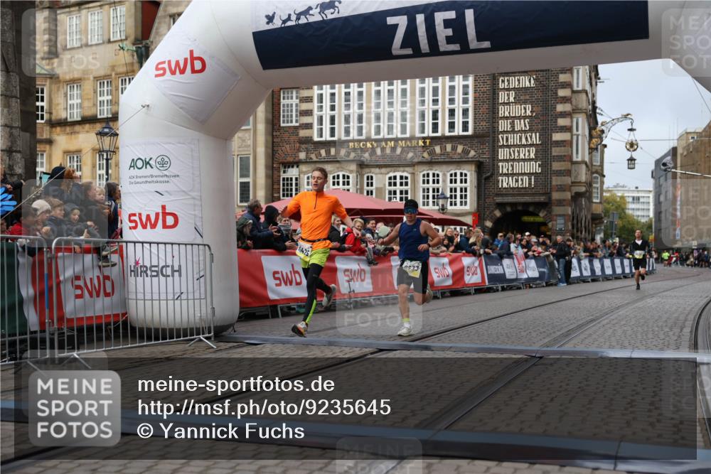 05.10.2025 - 20. swb-Marathon Bremen Yannick Fuchs http://msf.ph/oto/9235645 05.10.2025 10:36:54 Ziel 9429, 9833, 10425 meine-sportfotos.de