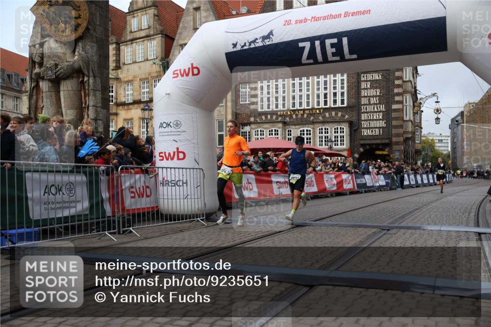 05.10.2025 - 20. swb-Marathon Bremen Yannick Fuchs http://msf.ph/oto/9235651 05.10.2025 10:36:55 Ziel 9429, 9833, 10425 meine-sportfotos.de