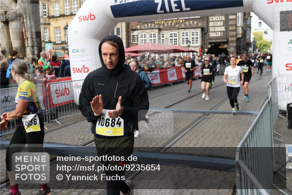 05.10.2025 - 20. swb-Marathon Bremen Yannick Fuchs http://msf.ph/oto/9235654 05.10.2025 11:05:04 Ziel 9220, 9409, 9530, 9813, 9866, 10684, 10771, 10891, 11090, 11180, 11315, 11372, 11478, 11559, 11636 meine-sportfotos.de