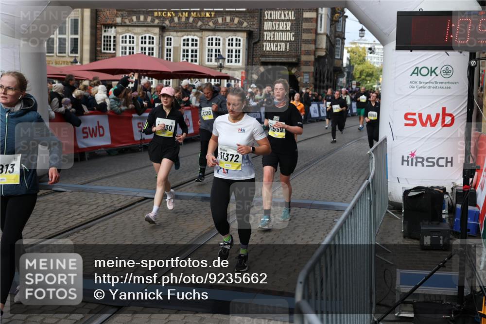 05.10.2025 - 20. swb-Marathon Bremen Yannick Fuchs http://msf.ph/oto/9235662 05.10.2025 11:05:05 Ziel 9220, 9409, 9530, 9660, 9813, 9866, 10684, 10771, 10891, 11090, 11180, 11315, 11372, 11478, 11559, 11636 meine-sportfotos.de