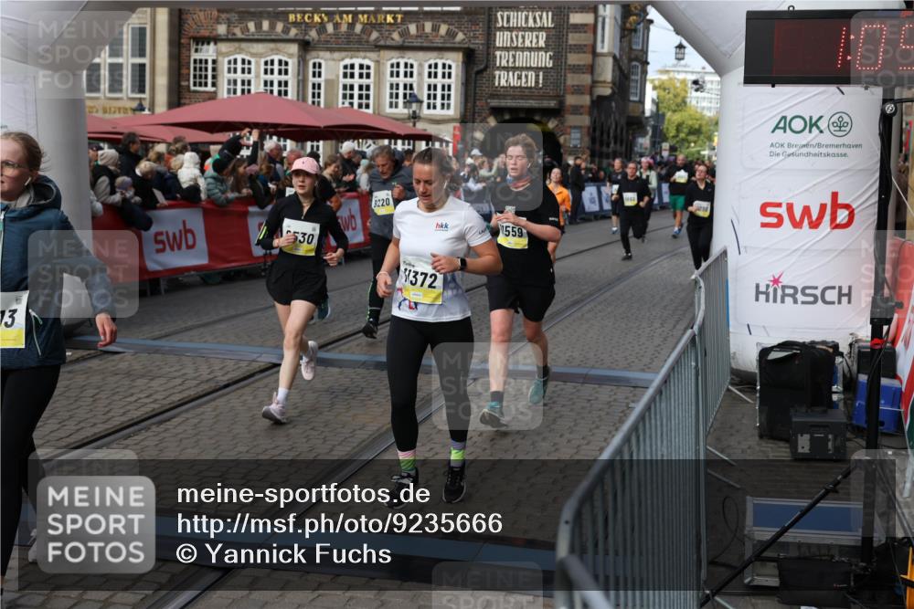 05.10.2025 - 20. swb-Marathon Bremen Yannick Fuchs http://msf.ph/oto/9235666 05.10.2025 11:05:05 Ziel 9220, 9409, 9530, 9660, 9813, 9866, 10684, 10771, 10891, 11090, 11180, 11315, 11372, 11478, 11559, 11636 meine-sportfotos.de