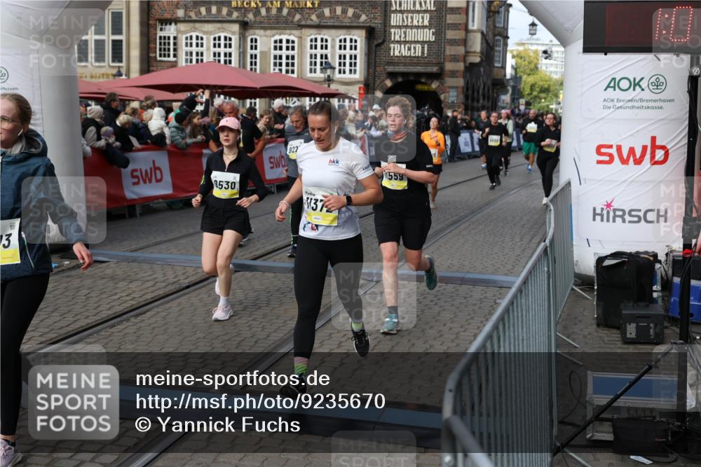 05.10.2025 - 20. swb-Marathon Bremen Yannick Fuchs http://msf.ph/oto/9235670 05.10.2025 11:05:05 Ziel 9220, 9409, 9530, 9660, 9813, 9866, 10684, 10771, 10891, 11090, 11180, 11315, 11372, 11478, 11559, 11636 meine-sportfotos.de