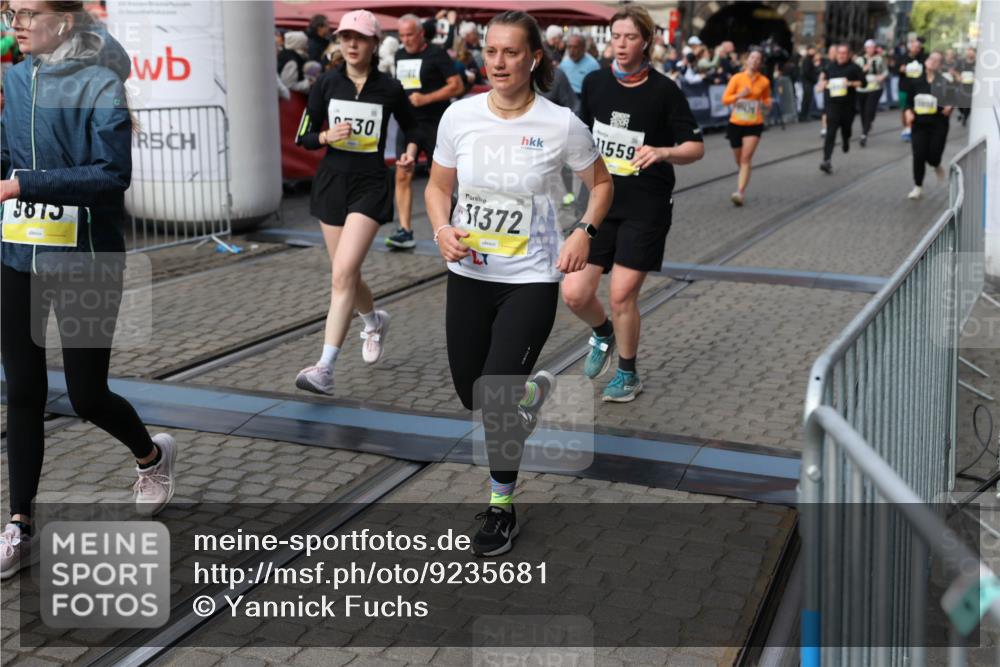 05.10.2025 - 20. swb-Marathon Bremen Yannick Fuchs http://msf.ph/oto/9235681 05.10.2025 11:05:06 Ziel 9220, 9409, 9530, 9660, 9813, 9866, 10684, 10771, 10891, 11090, 11180, 11315, 11372, 11478, 11559, 11636 meine-sportfotos.de