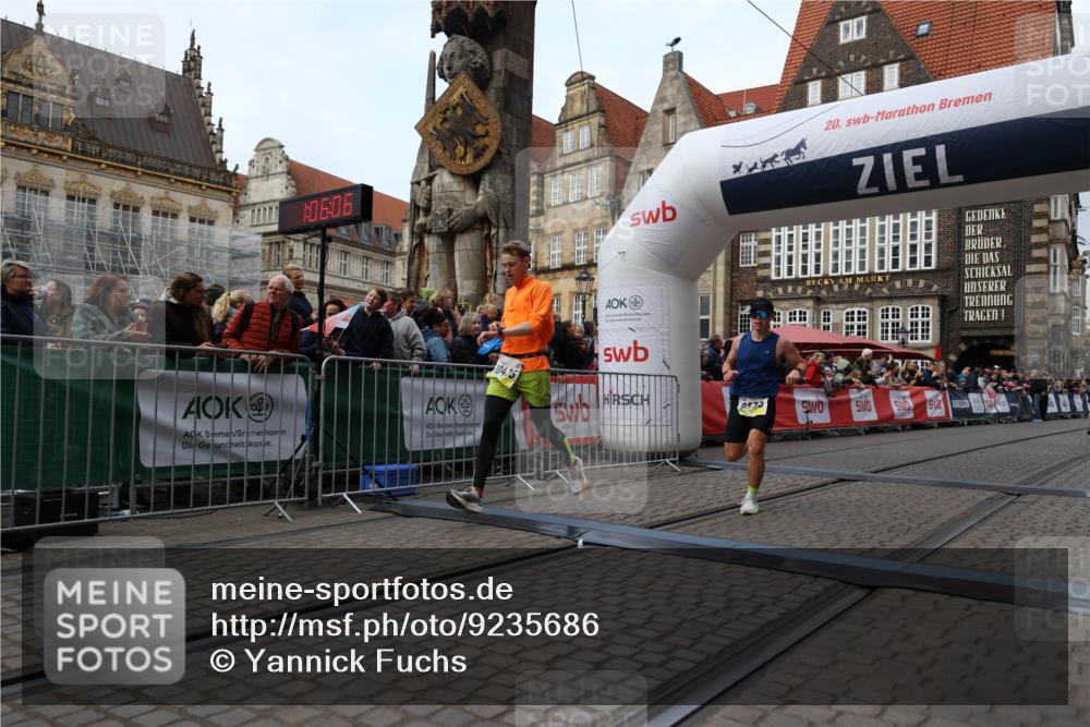05.10.2025 - 20. swb-Marathon Bremen Yannick Fuchs http://msf.ph/oto/9235686 05.10.2025 10:36:55 Ziel 9429, 9833, 10425 meine-sportfotos.de