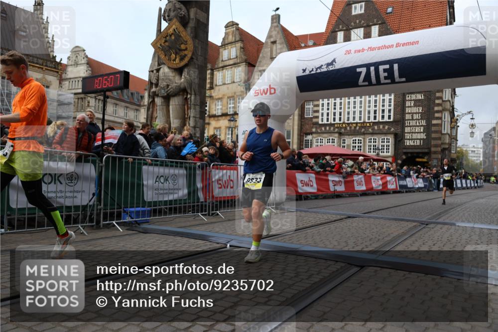 05.10.2025 - 20. swb-Marathon Bremen Yannick Fuchs http://msf.ph/oto/9235702 05.10.2025 10:36:56 Ziel 9429, 9833, 10425 meine-sportfotos.de