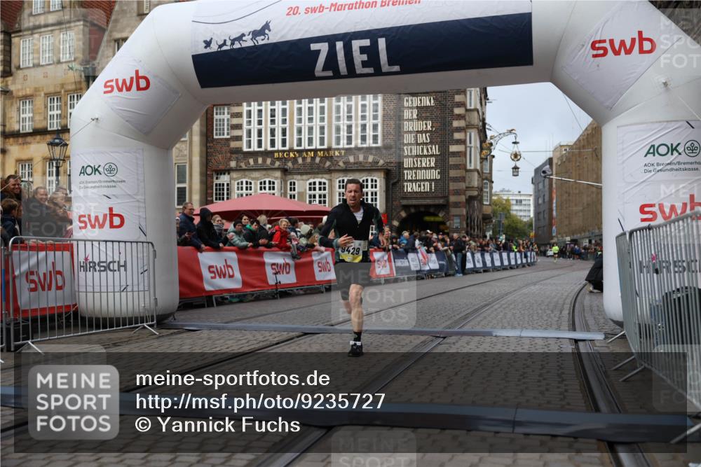 05.10.2025 - 20. swb-Marathon Bremen Yannick Fuchs http://msf.ph/oto/9235727 05.10.2025 10:36:58 Ziel 9429, 9833, 10425 meine-sportfotos.de