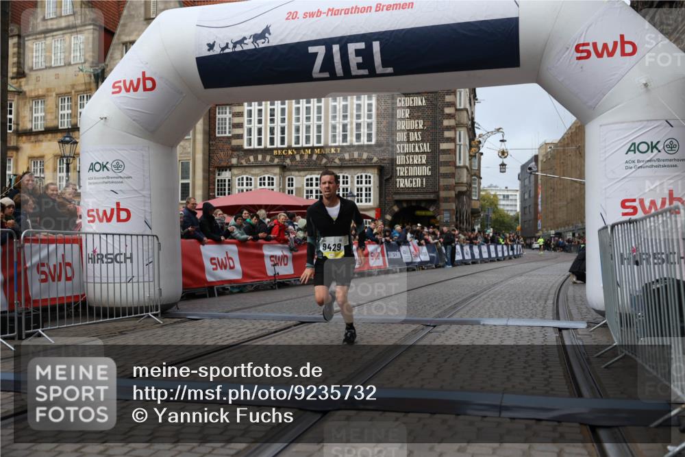 05.10.2025 - 20. swb-Marathon Bremen Yannick Fuchs http://msf.ph/oto/9235732 05.10.2025 10:36:58 Ziel 9429, 9833, 10425 meine-sportfotos.de