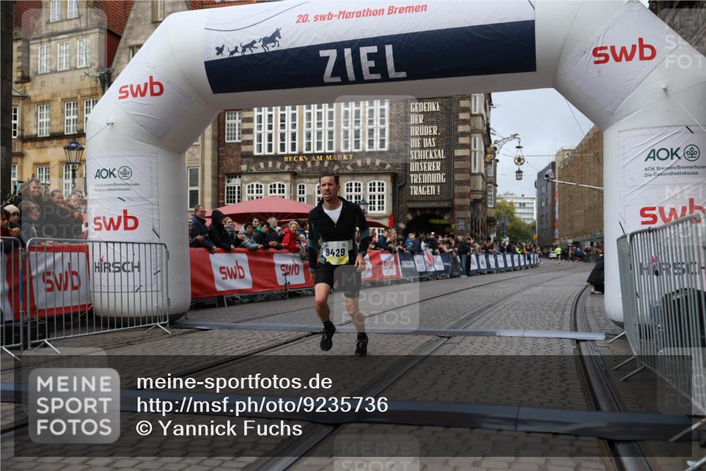 05.10.2025 - 20. swb-Marathon Bremen Yannick Fuchs http://msf.ph/oto/9235736 05.10.2025 10:36:58 Ziel 9429, 9833, 10425 meine-sportfotos.de