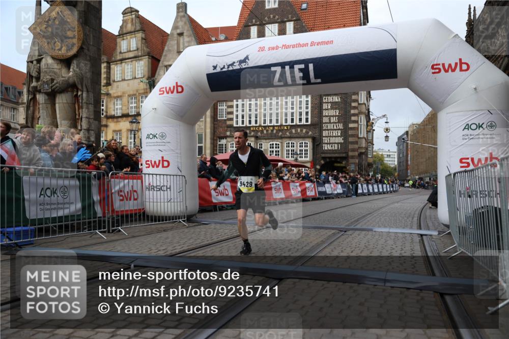 05.10.2025 - 20. swb-Marathon Bremen Yannick Fuchs http://msf.ph/oto/9235741 05.10.2025 10:36:58 Ziel 9429, 9833, 10425 meine-sportfotos.de