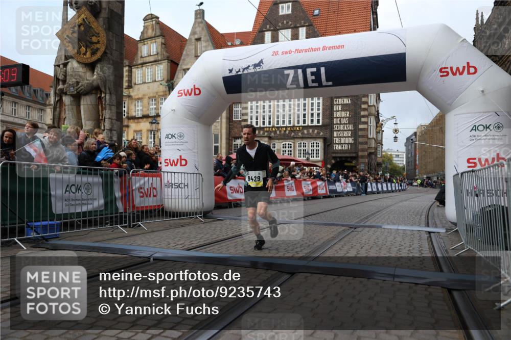 05.10.2025 - 20. swb-Marathon Bremen Yannick Fuchs http://msf.ph/oto/9235743 05.10.2025 10:36:58 Ziel 9429, 9833, 10425 meine-sportfotos.de