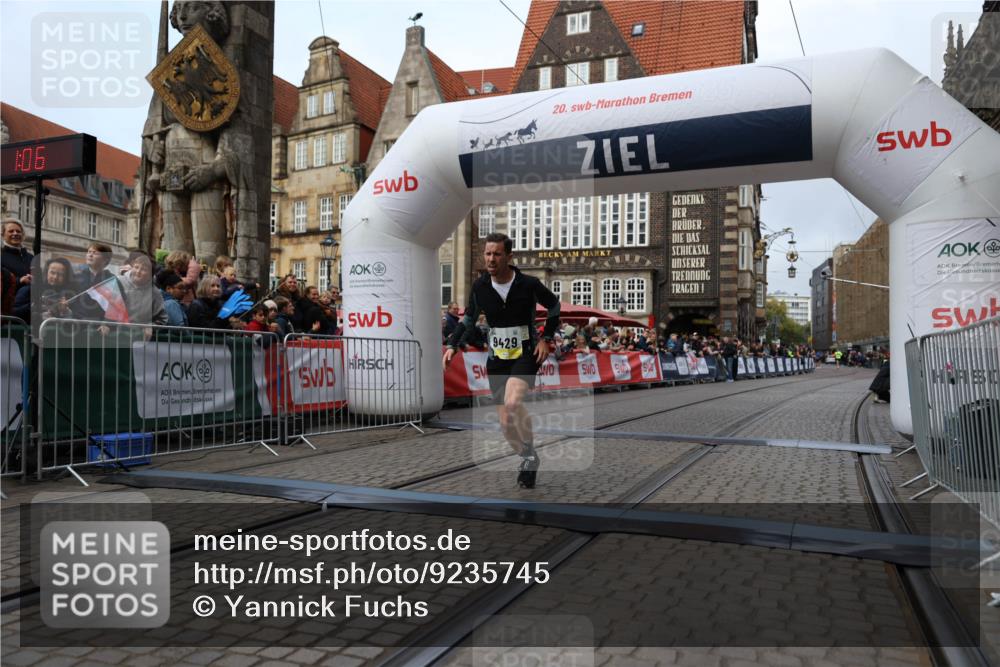 05.10.2025 - 20. swb-Marathon Bremen Yannick Fuchs http://msf.ph/oto/9235745 05.10.2025 10:36:58 Ziel 9429, 9833, 10425 meine-sportfotos.de
