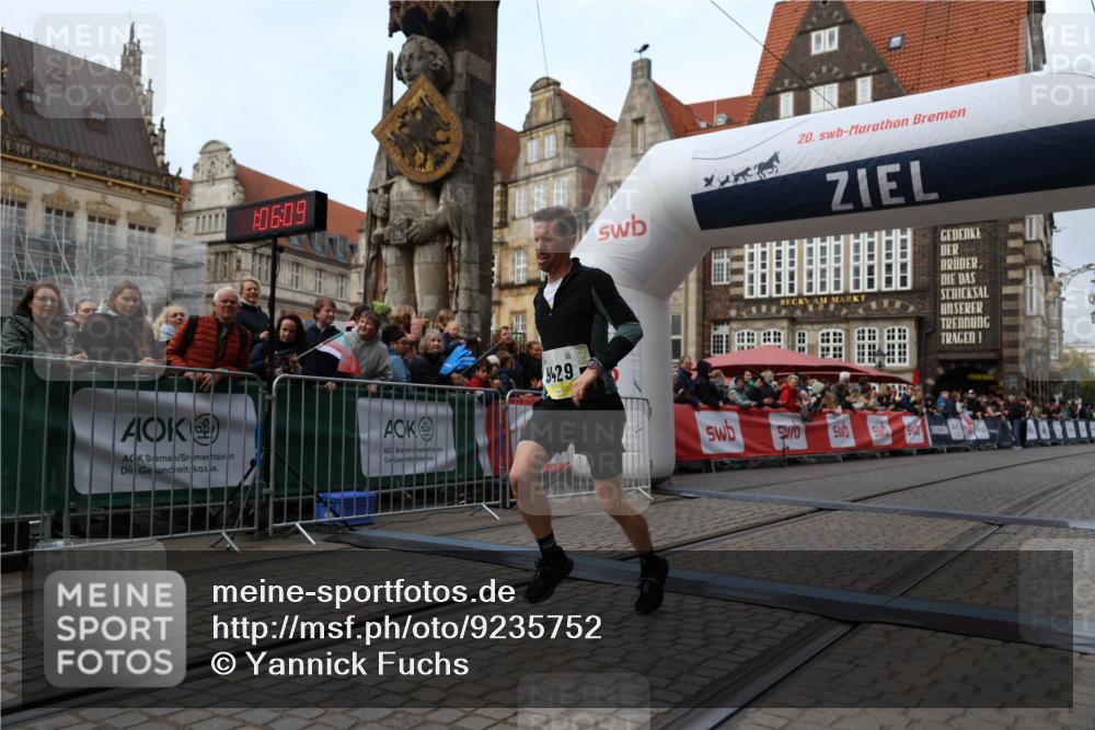 05.10.2025 - 20. swb-Marathon Bremen Yannick Fuchs http://msf.ph/oto/9235752 05.10.2025 10:36:59 Ziel 9429, 9833, 10425 meine-sportfotos.de