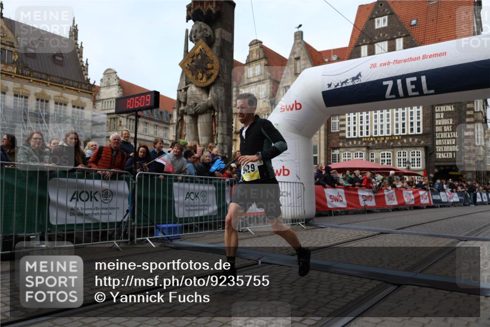 05.10.2025 - 20. swb-Marathon Bremen Yannick Fuchs http://msf.ph/oto/9235755 05.10.2025 10:36:59 Ziel 9429, 9833, 10425 meine-sportfotos.de
