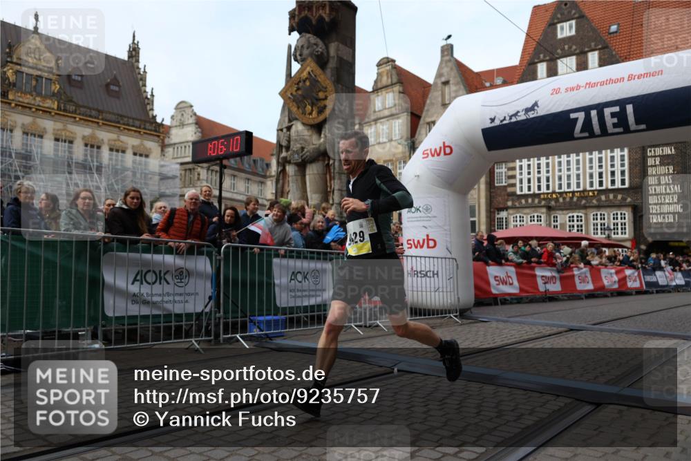 05.10.2025 - 20. swb-Marathon Bremen Yannick Fuchs http://msf.ph/oto/9235757 05.10.2025 10:36:59 Ziel 9429, 9833, 10425 meine-sportfotos.de