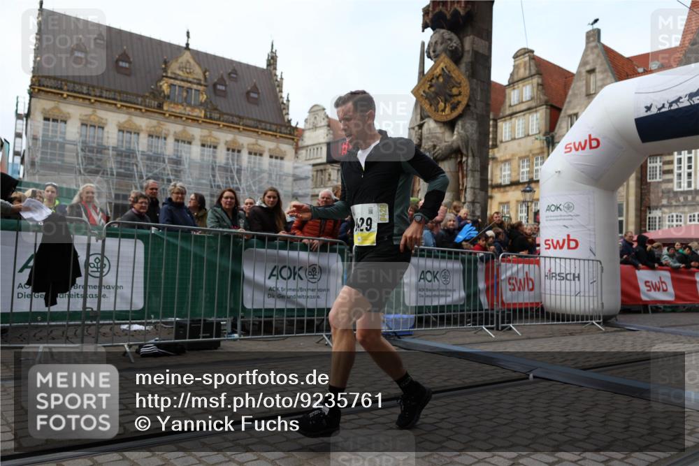 05.10.2025 - 20. swb-Marathon Bremen Yannick Fuchs http://msf.ph/oto/9235761 05.10.2025 10:36:59 Ziel 9429, 9833, 10425 meine-sportfotos.de
