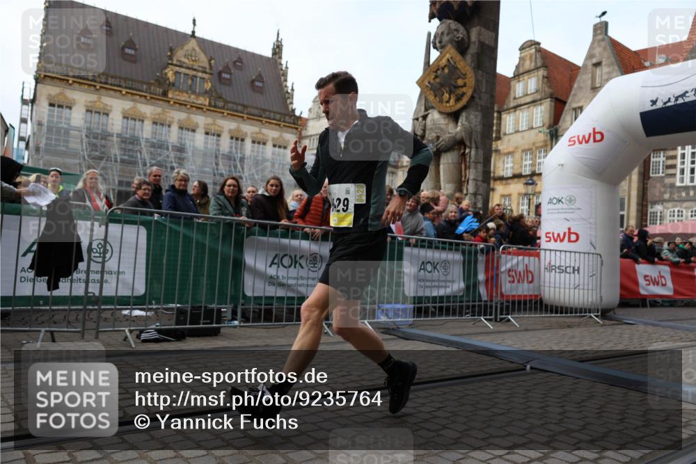 05.10.2025 - 20. swb-Marathon Bremen Yannick Fuchs http://msf.ph/oto/9235764 05.10.2025 10:36:59 Ziel 9429, 9833, 10425 meine-sportfotos.de