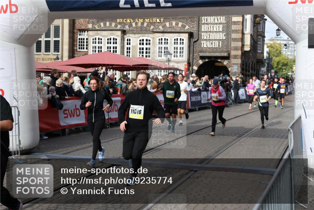 05.10.2025 - 20. swb-Marathon Bremen Yannick Fuchs http://msf.ph/oto/9235774 05.10.2025 11:05:16 Ziel 9642, 9668, 9978, 10018, 10021, 10965, 11016, 11121, 11171, 11323, 11412 meine-sportfotos.de
