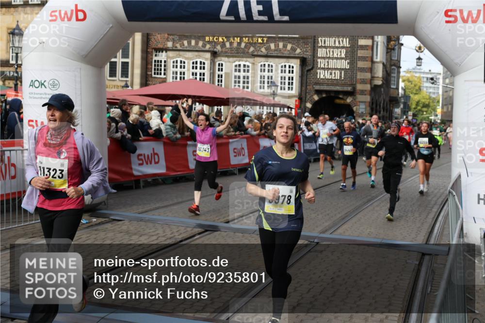 05.10.2025 - 20. swb-Marathon Bremen Yannick Fuchs http://msf.ph/oto/9235801 05.10.2025 11:05:20 Ziel 9440, 9642, 9668, 9978, 10018, 10021, 10255, 10343, 10990, 11016, 11323, 11501, 11650, 11707 meine-sportfotos.de