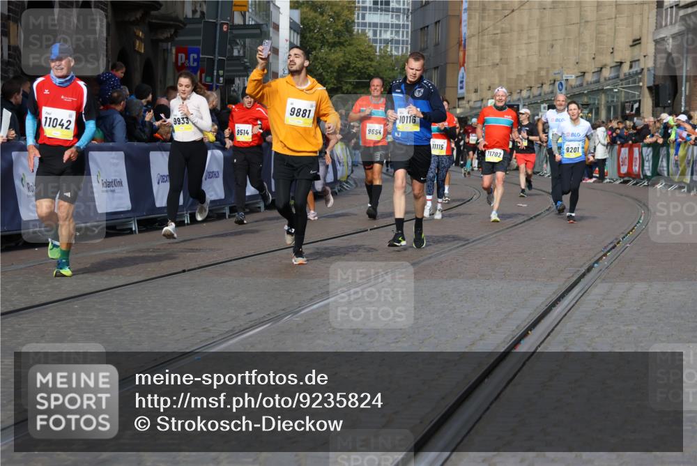05.10.2025 - 20. swb-Marathon Bremen Strokosch-Dieckow http://msf.ph/oto/9235824 05.10.2025 10:55:16 Ziel 9201, 9318, 9350, 9514, 9654, 9881, 9933, 10003, 10116, 10260, 10326, 10970, 11042, 11115, 11140, 11431, 11702 meine-sportfotos.de