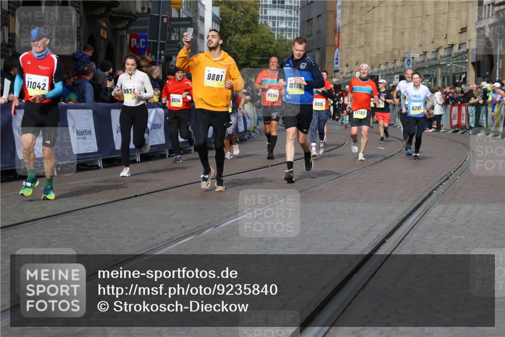 05.10.2025 - 20. swb-Marathon Bremen Strokosch-Dieckow http://msf.ph/oto/9235840 05.10.2025 10:55:16 Ziel 9201, 9318, 9350, 9514, 9654, 9881, 9933, 10003, 10116, 10260, 10326, 10970, 11042, 11115, 11140, 11431, 11702 meine-sportfotos.de