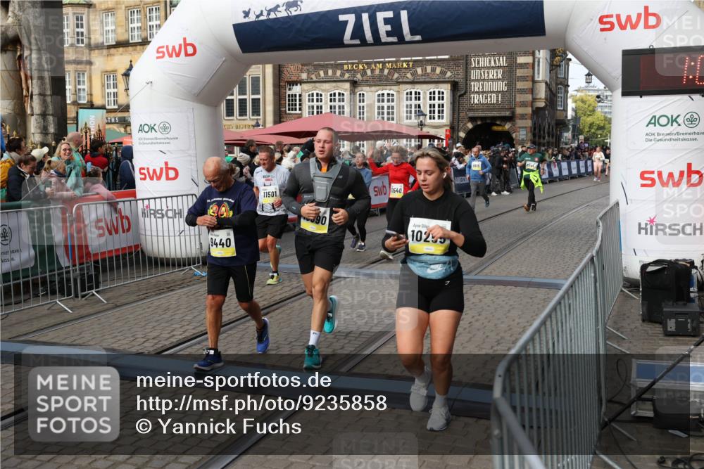 05.10.2025 - 20. swb-Marathon Bremen Yannick Fuchs http://msf.ph/oto/9235858 05.10.2025 11:05:24 Ziel 9440, 9515, 9690, 9908, 9944, 9978, 10018, 10021, 10255, 10343, 10990, 11323, 11501, 11540, 11650, 11707 meine-sportfotos.de