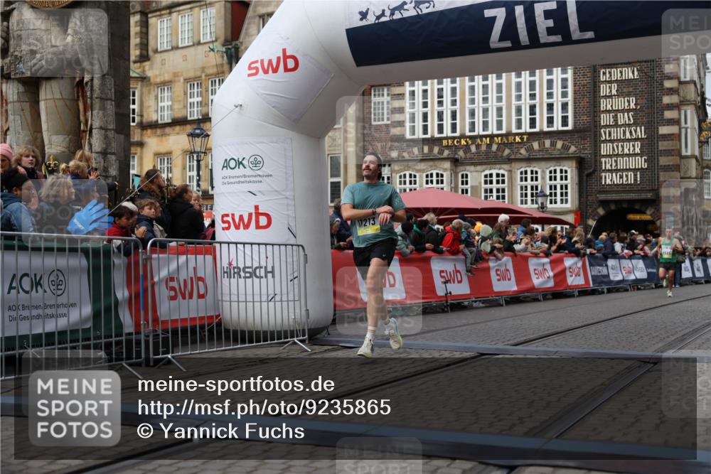 05.10.2025 - 20. swb-Marathon Bremen Yannick Fuchs http://msf.ph/oto/9235865 05.10.2025 10:37:23 Ziel 9565, 11213 meine-sportfotos.de