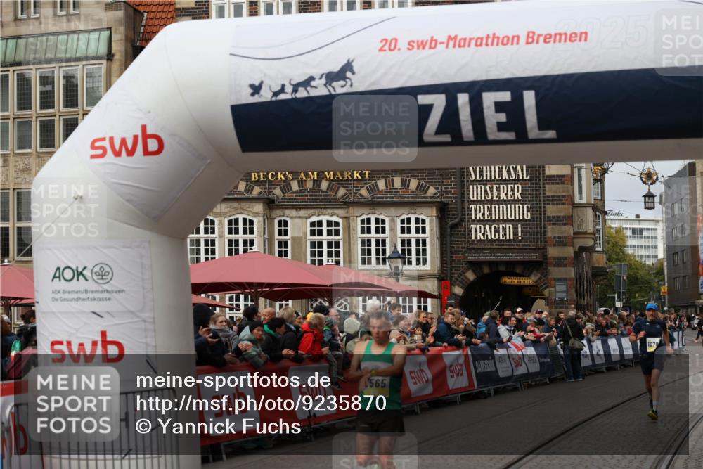 05.10.2025 - 20. swb-Marathon Bremen Yannick Fuchs http://msf.ph/oto/9235870 05.10.2025 10:37:25 Ziel 9565, 10704, 11213 meine-sportfotos.de