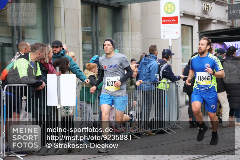05.10.2025 - 20. swb-Marathon Bremen Strokosch-Dieckow http://msf.ph/oto/9235881 05.10.2025 10:43:55 Ziel 9361, 9614, 9919, 10044, 10348, 10351, 10505, 10649, 10652, 10666, 10780, 10816, 11316, 11503, 11645, 11648, 11659, 9361, 9614, 9919, 10044, 10348, 10351, 10505, 10649, 10652, 10666, 10780, 10816, 11316, 11503, 11645, 11648, 11659 meine-sportfotos.de