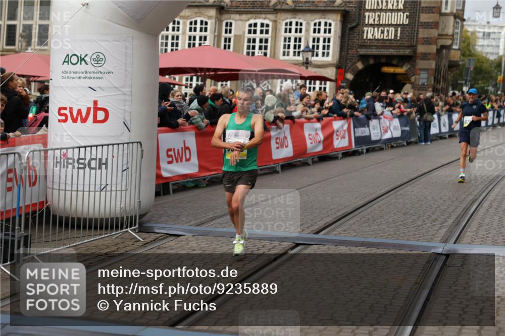 05.10.2025 - 20. swb-Marathon Bremen Yannick Fuchs http://msf.ph/oto/9235889 05.10.2025 10:37:26 Ziel 9565, 10704, 11213 meine-sportfotos.de
