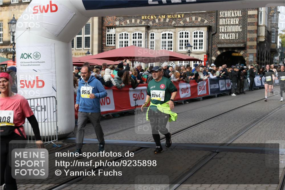 05.10.2025 - 20. swb-Marathon Bremen Yannick Fuchs http://msf.ph/oto/9235898 05.10.2025 11:05:28 Ziel 9440, 9515, 9690, 9713, 9908, 9944, 10255, 10828, 10990, 11106, 11501, 11540, 11707 meine-sportfotos.de