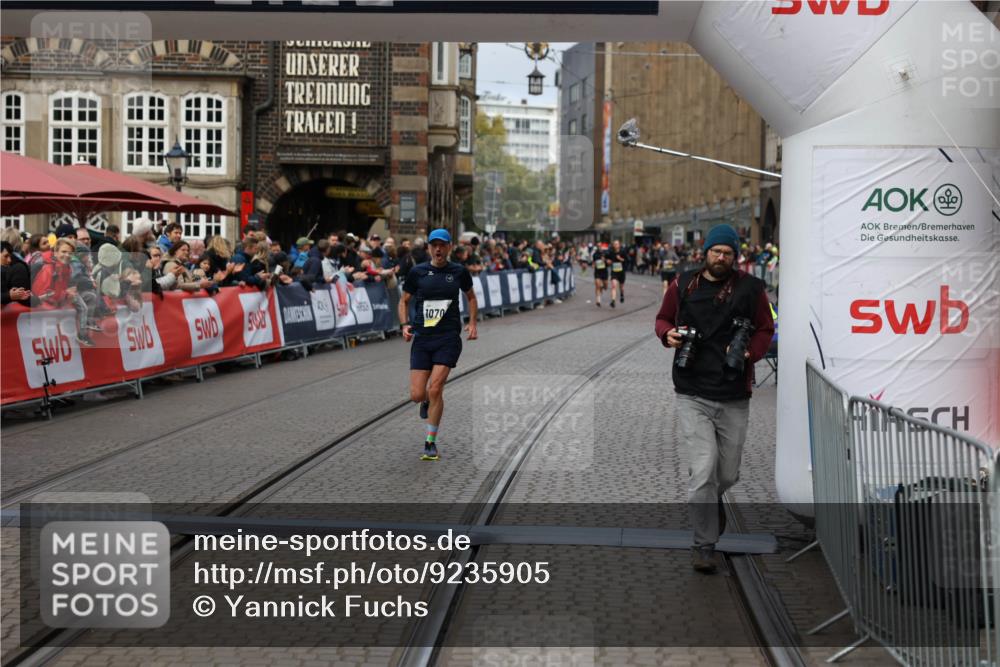 05.10.2025 - 20. swb-Marathon Bremen Yannick Fuchs http://msf.ph/oto/9235905 05.10.2025 10:37:27 Ziel 9565, 10704, 11213 meine-sportfotos.de