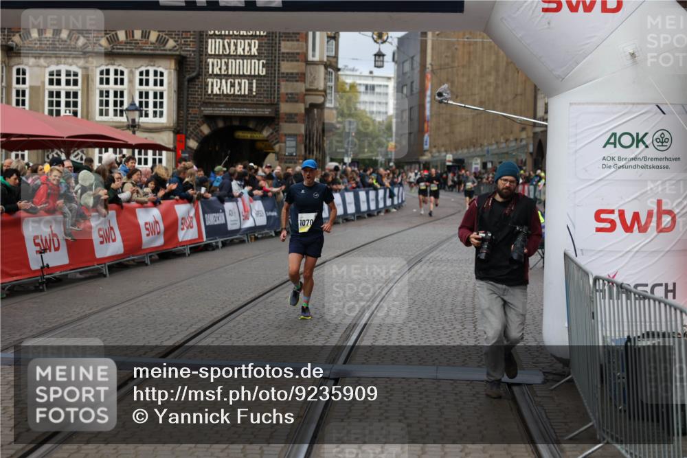 05.10.2025 - 20. swb-Marathon Bremen Yannick Fuchs http://msf.ph/oto/9235909 05.10.2025 10:37:27 Ziel 9565, 10704, 11213 meine-sportfotos.de
