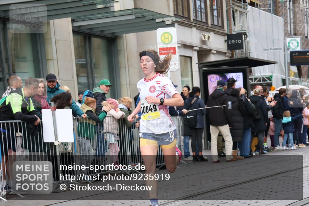 05.10.2025 - 20. swb-Marathon Bremen Strokosch-Dieckow http://msf.ph/oto/9235919 05.10.2025 10:43:58 Ziel 9361, 9614, 9919, 10044, 10348, 10351, 10505, 10649, 10666, 10816, 11645, 11648, 11659, 9361, 9614, 9919, 10044, 10348, 10351, 10505, 10649, 10666, 10816, 11645, 11648, 11659 meine-sportfotos.de
