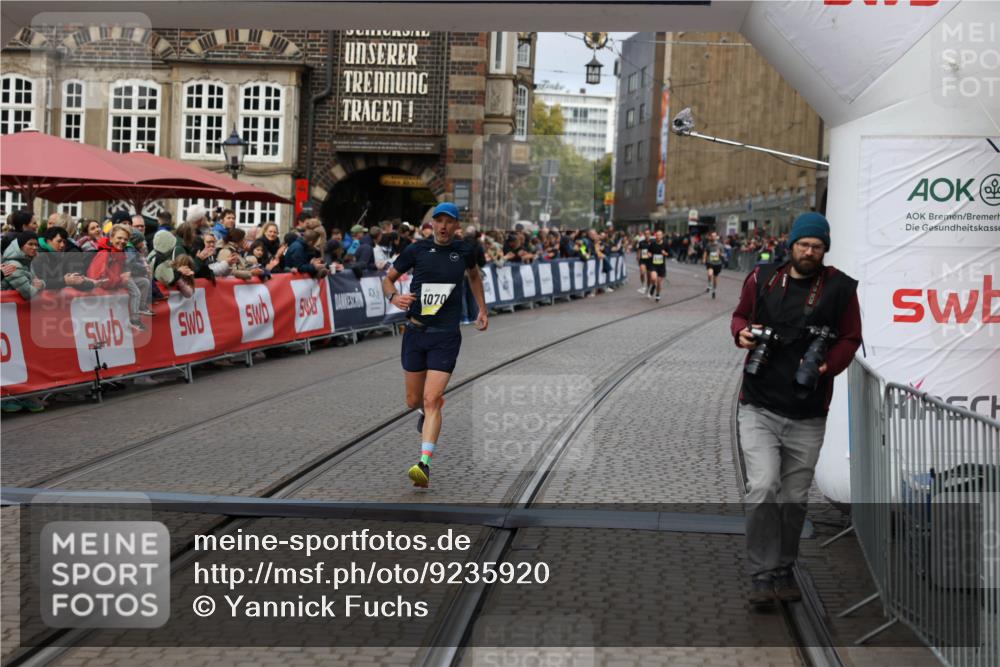 05.10.2025 - 20. swb-Marathon Bremen Yannick Fuchs http://msf.ph/oto/9235920 05.10.2025 10:37:27 Ziel 9565, 10704, 11213 meine-sportfotos.de
