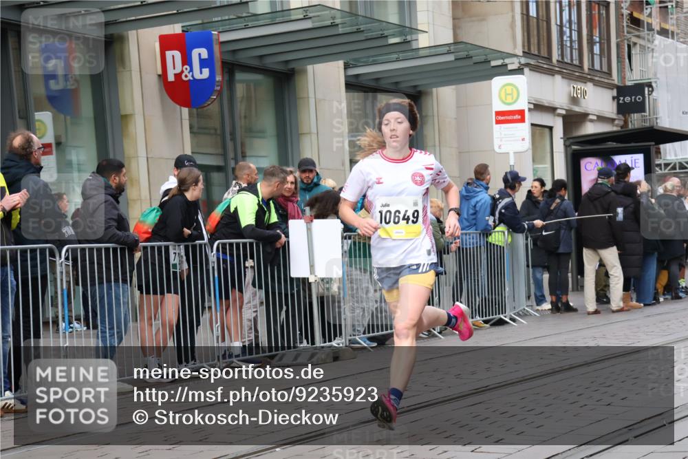 05.10.2025 - 20. swb-Marathon Bremen Strokosch-Dieckow http://msf.ph/oto/9235923 05.10.2025 10:43:58 Ziel 9361, 9614, 9919, 10044, 10348, 10351, 10505, 10649, 10666, 10816, 11645, 11648, 11659, 9361, 9614, 9919, 10044, 10348, 10351, 10505, 10649, 10666, 10816, 11645, 11648, 11659 meine-sportfotos.de