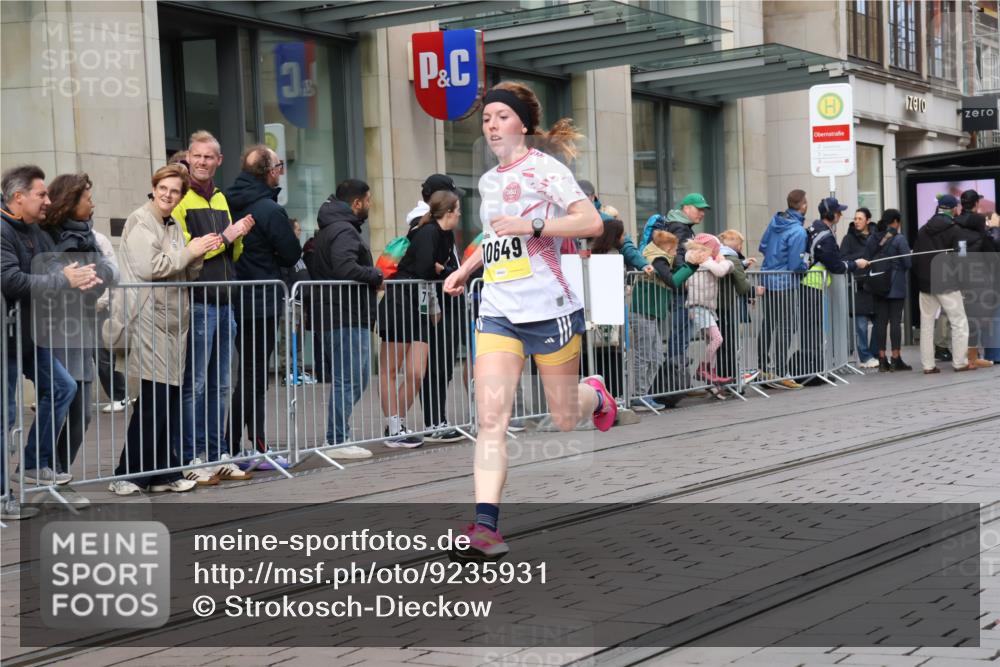 05.10.2025 - 20. swb-Marathon Bremen Strokosch-Dieckow http://msf.ph/oto/9235931 05.10.2025 10:43:58 Ziel 9361, 9614, 9919, 10044, 10348, 10351, 10505, 10649, 10666, 10816, 11645, 11648, 11659, 9361, 9614, 9919, 10044, 10348, 10351, 10505, 10649, 10666, 10816, 11645, 11648, 11659 meine-sportfotos.de