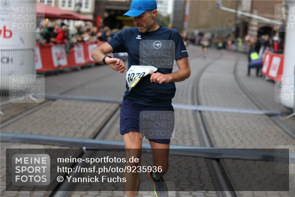 05.10.2025 - 20. swb-Marathon Bremen Yannick Fuchs http://msf.ph/oto/9235936 05.10.2025 10:37:30 Ziel 9565, 10704 meine-sportfotos.de