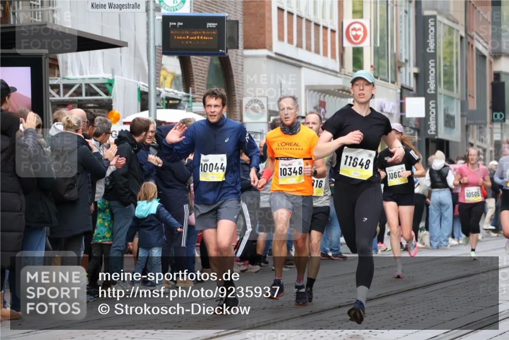 05.10.2025 - 20. swb-Marathon Bremen Strokosch-Dieckow http://msf.ph/oto/9235937 05.10.2025 10:44:00 Ziel 9361, 9919, 10044, 10348, 10505, 10649, 10666, 10816, 11645, 11648, 11659, 9361, 9919, 10044, 10348, 10505, 10649, 10666, 10816, 11645, 11648, 11659 meine-sportfotos.de