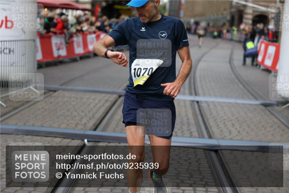 05.10.2025 - 20. swb-Marathon Bremen Yannick Fuchs http://msf.ph/oto/9235939 05.10.2025 10:37:30 Ziel 9565, 10704 meine-sportfotos.de