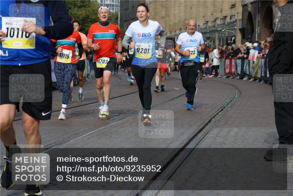 05.10.2025 - 20. swb-Marathon Bremen Strokosch-Dieckow http://msf.ph/oto/9235952 05.10.2025 10:55:19 Ziel 9201, 9350, 9514, 9654, 9722, 9881, 9902, 9933, 10116, 10256, 10260, 10970, 11042, 11115, 11380, 11431, 11702 meine-sportfotos.de